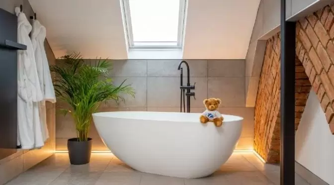 White Freestanding bath