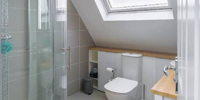 ensuite bathroom with velux